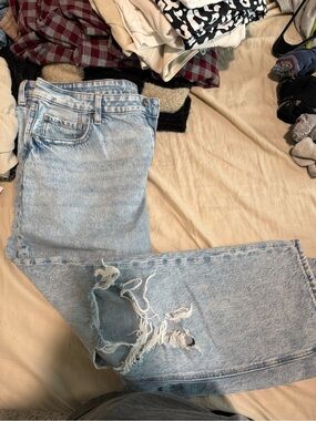 American Eagle Outfitters Light Blue Straight Leg Jeans with Knee Rip